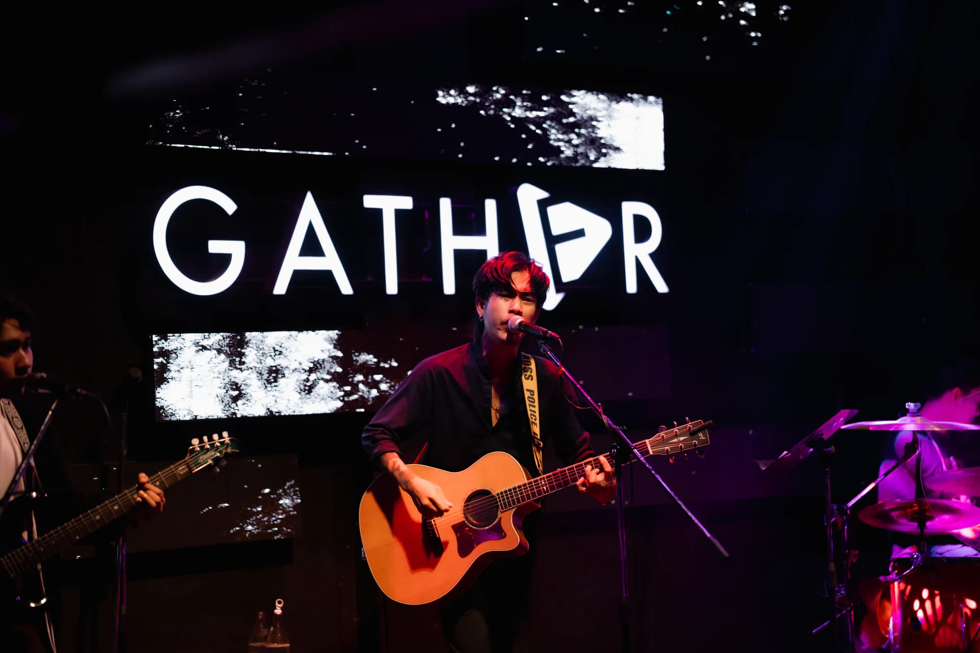 บรรยากาศดนตรีสดบนเวที Gather Bar Krabi ในคืนงาน DJ DONG DONG